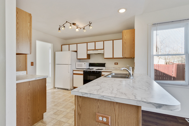 1822 Olde Mill Road Plainfield, IL 60586 - Photo 19 of 29 a kitchen with a refrigerator a stove a sink and a oven