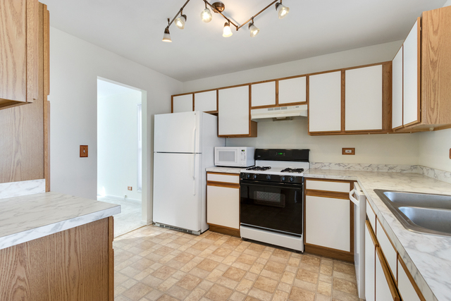 1822 Olde Mill Road Plainfield, IL 60586 - Photo 20 of 29 a kitchen with stainless steel appliances granite countertop a refrigerator sink and stove