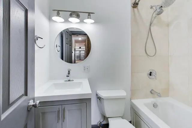 $2,100 | 5253 North Rockwell Street, Unit 3, Chicago, IL 60625