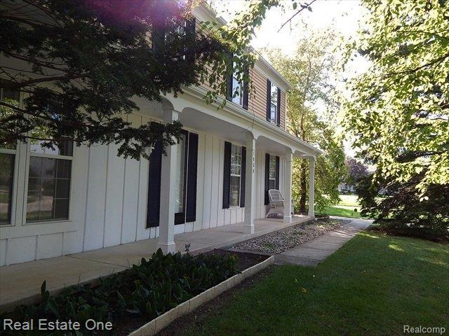 1050 Barneswood Lane Rochester, MI 48306 - Photo 14 of 15 frontview.jpg