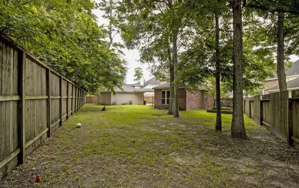 a view of a house with backyard