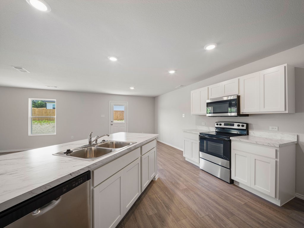 218 Stoney Ridge Lufkin, TX 75904 - Photo 9 of 29 a kitchen with sink a microwave and stove