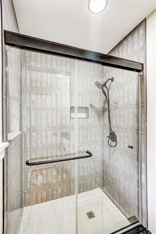 122 Capitol Avenue Winder, GA 30680 - Photo 21 of 34 a bathroom with a shower and a bath tub