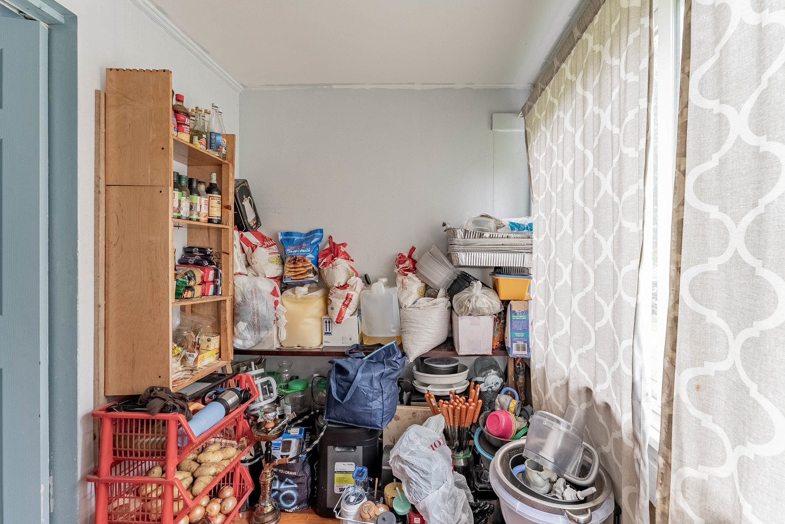 2541 North Mont Clare Avenue Chicago, IL 60707 - Photo 10 of 31 a room with furniture and white walls