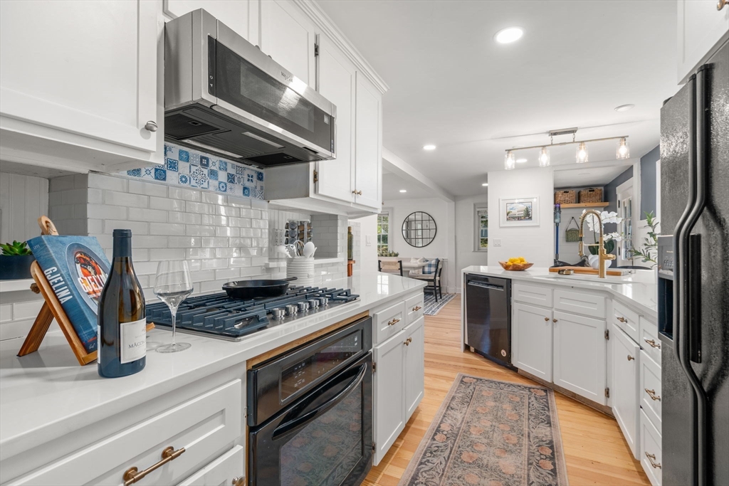 47 Indian Head Road Framingham, MA 01701 - Photo 8 of 36