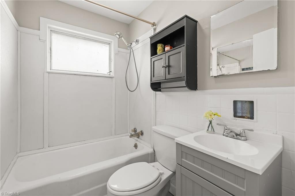 1129 Bridges Drive High Point, NC 27262 - Photo 11 of 22 Full bath