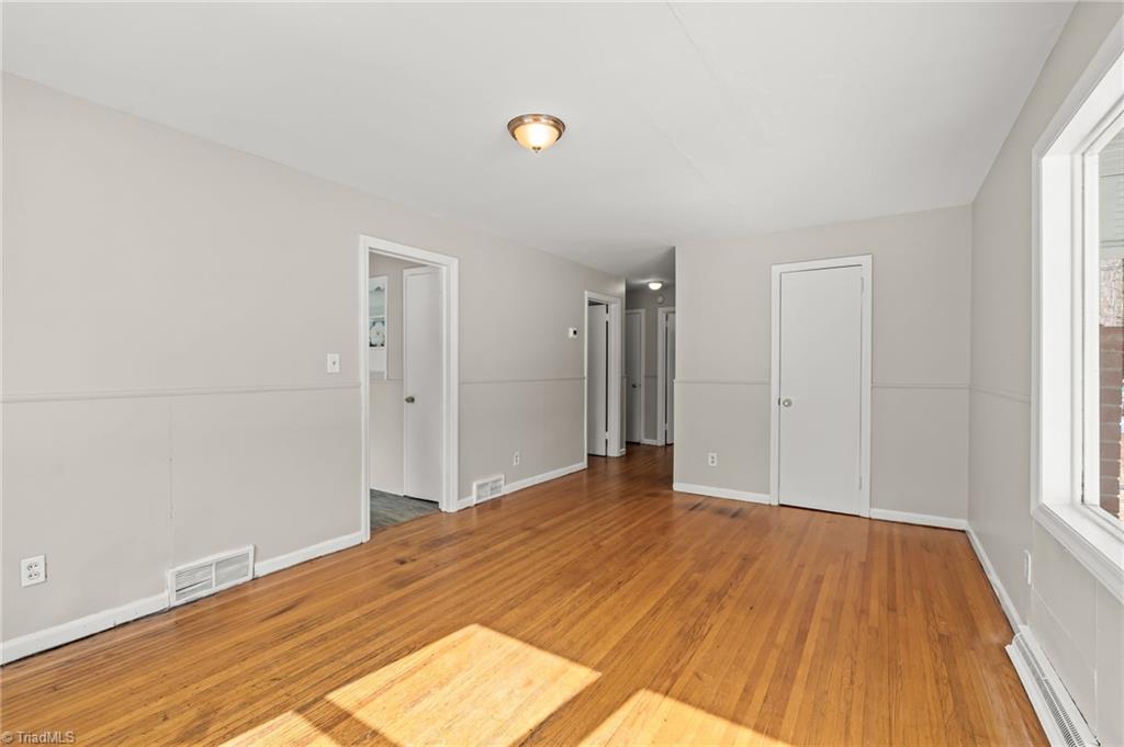 1129 Bridges Drive High Point, NC 27262 - Photo 5 of 22 Spacious Living room