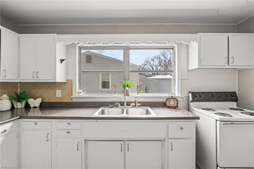 1129 Bridges Drive High Point, NC 27262 - Photo 7 of 22 Lots of Natural Light