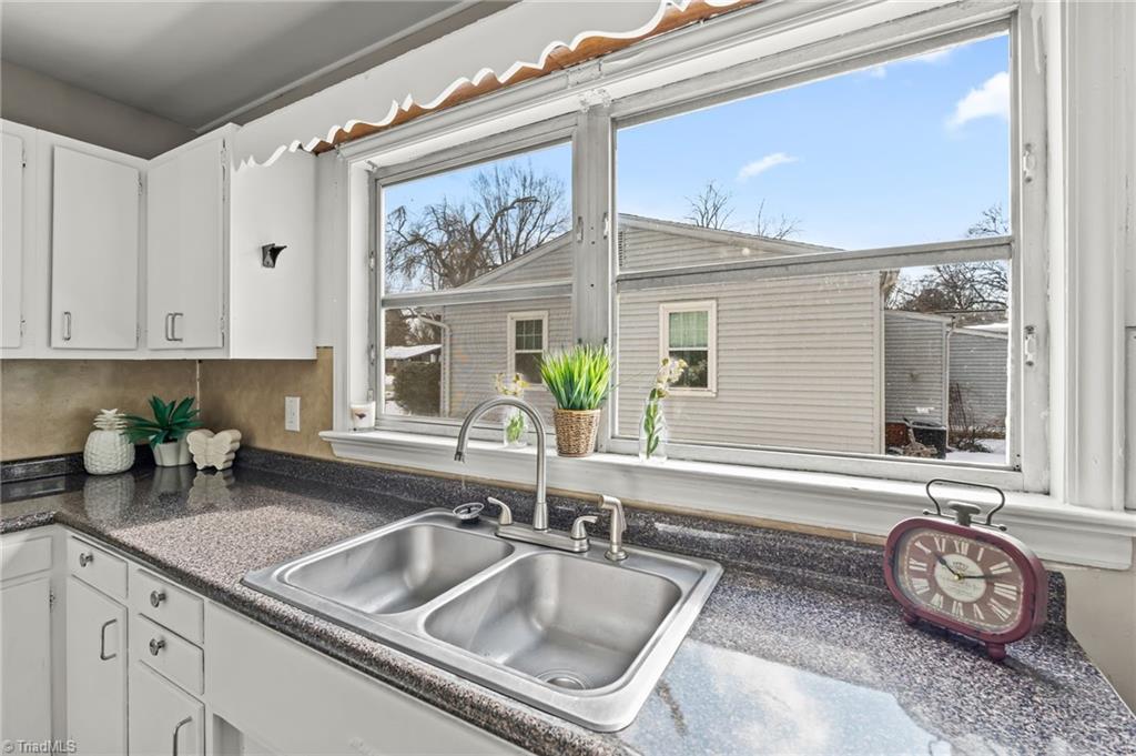 1129 Bridges Drive High Point, NC 27262 - Photo 8 of 22 Love this window!