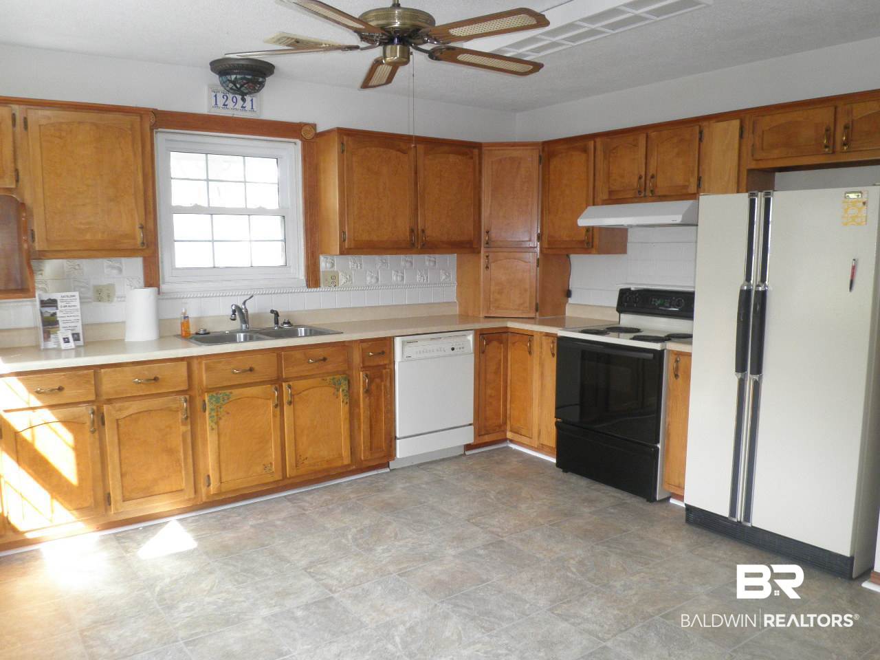 12921 Oak Tree Drive Magnolia Springs, AL 36555 - Photo 5 of 13 Kitchen
