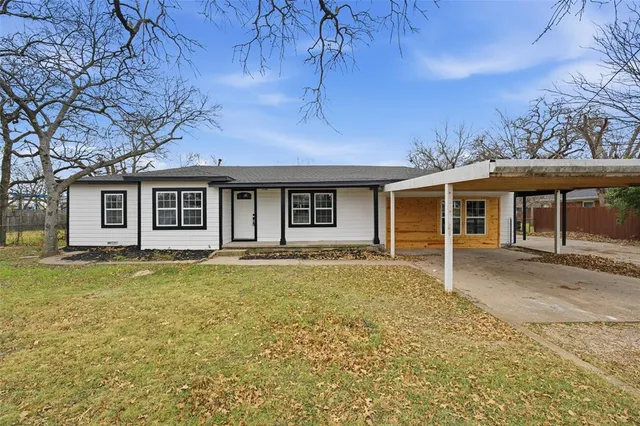 $216,900 | 1005 East Craven Avenue, Lacy-Lakeview, TX 76705