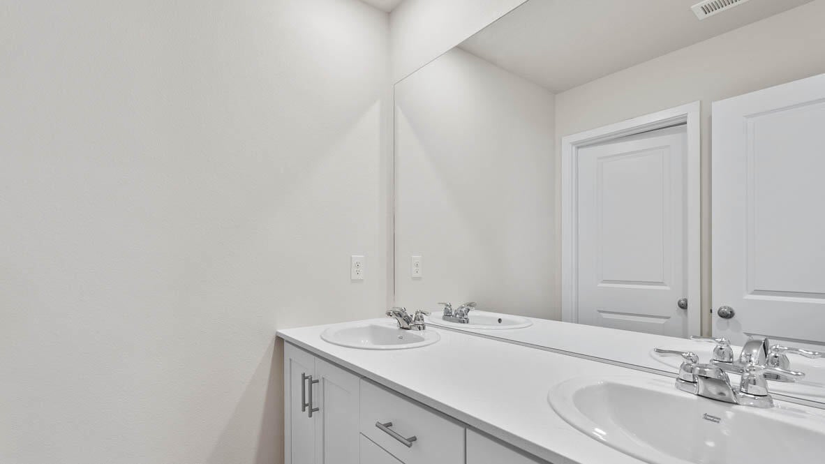 61155 Southeast Splendor Lane Bend, OR 97702 - Photo 14 of 28 014 bathroom