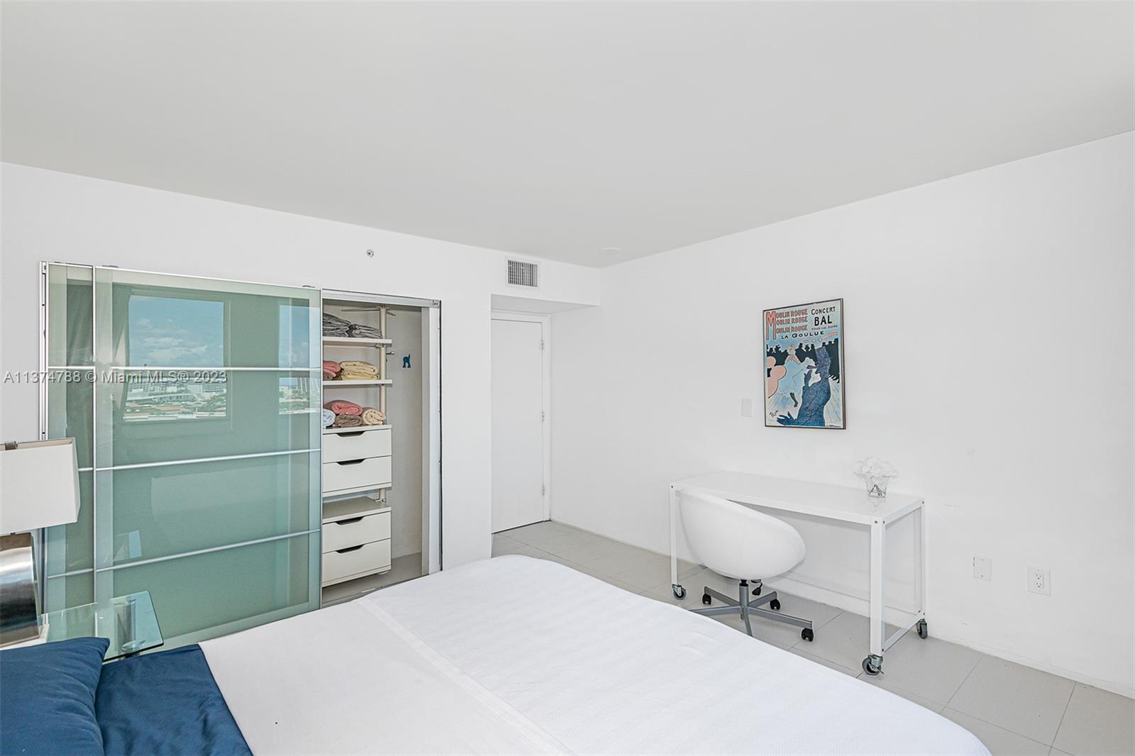 90 Alton Road, Unit 905 Miami Beach, FL 33139 - Photo 20 of 33 a bedroom with a bed and a desk