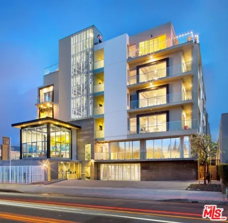 $4,745 | 4091 Redwood Avenue, Unit 217, Los Angeles, CA 90066