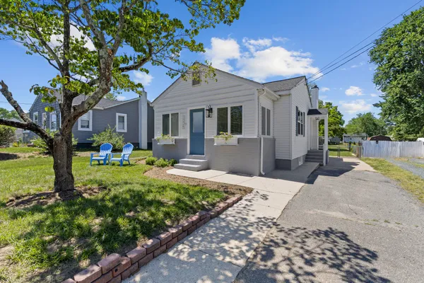 a front view of house with yard