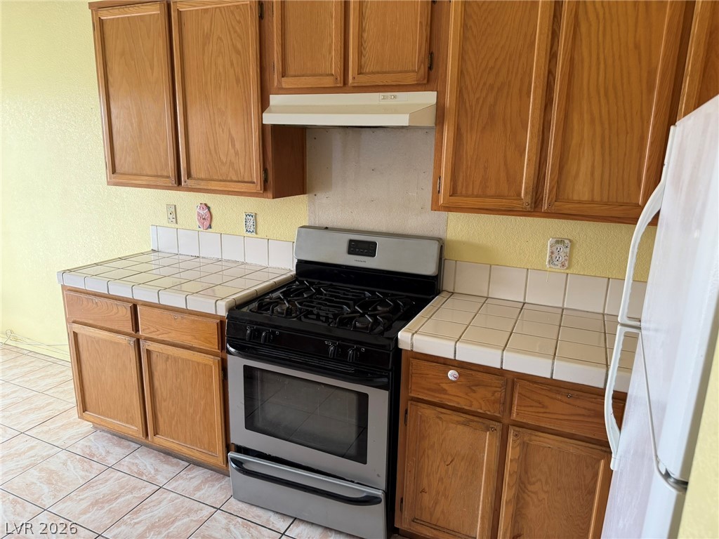 277 Gentle Bay Avenue Henderson, NV 89074 - Photo 40 of 43 This kitchen offers practical counter space and functional cabinetry for everyday living.