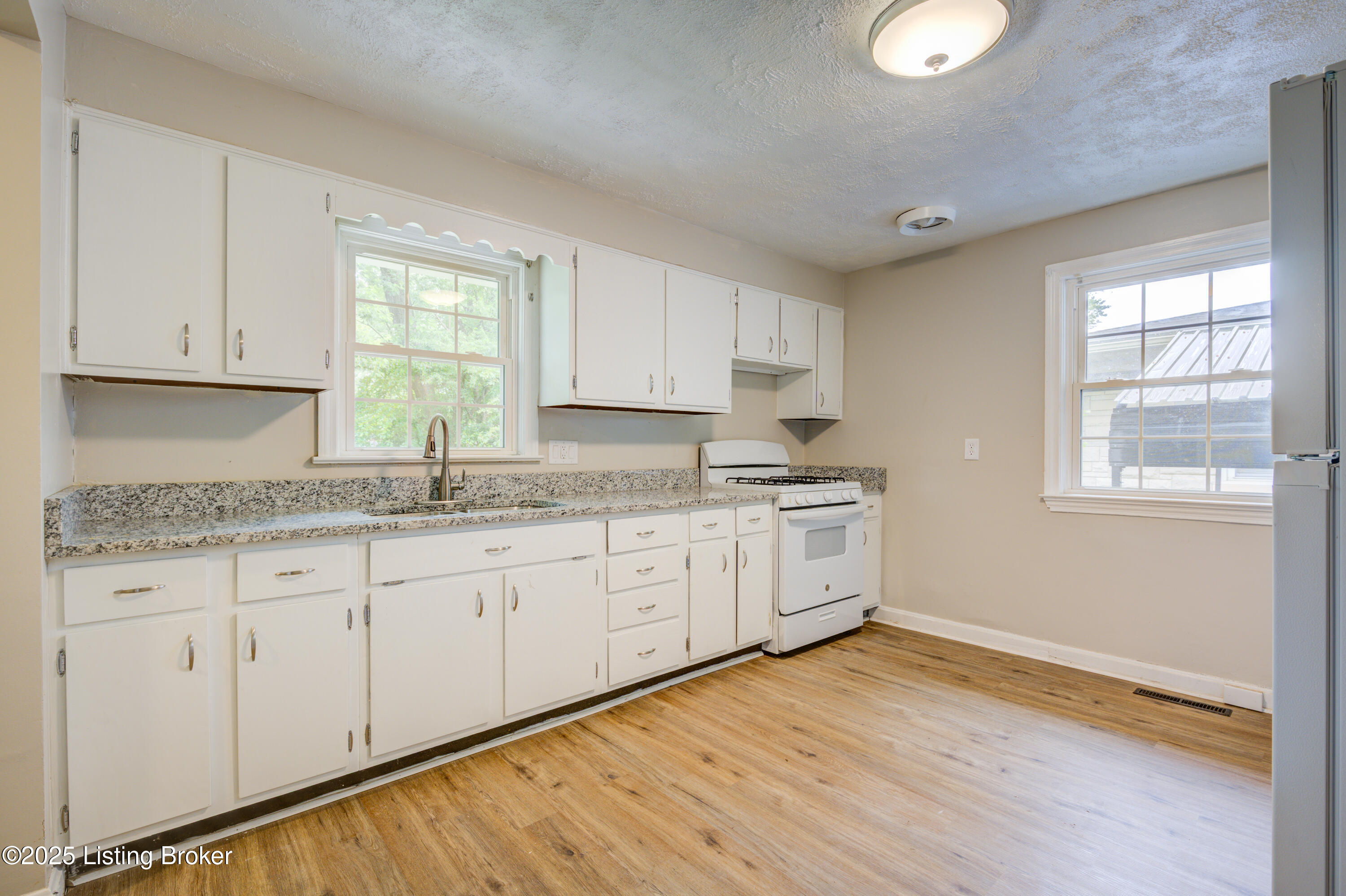 8486 Robbins Road Louisville, KY 40258 - Photo 9 of 28 DHI-110