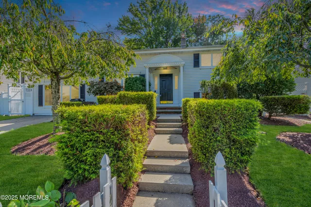 a view of a house with backyard a garden and plants