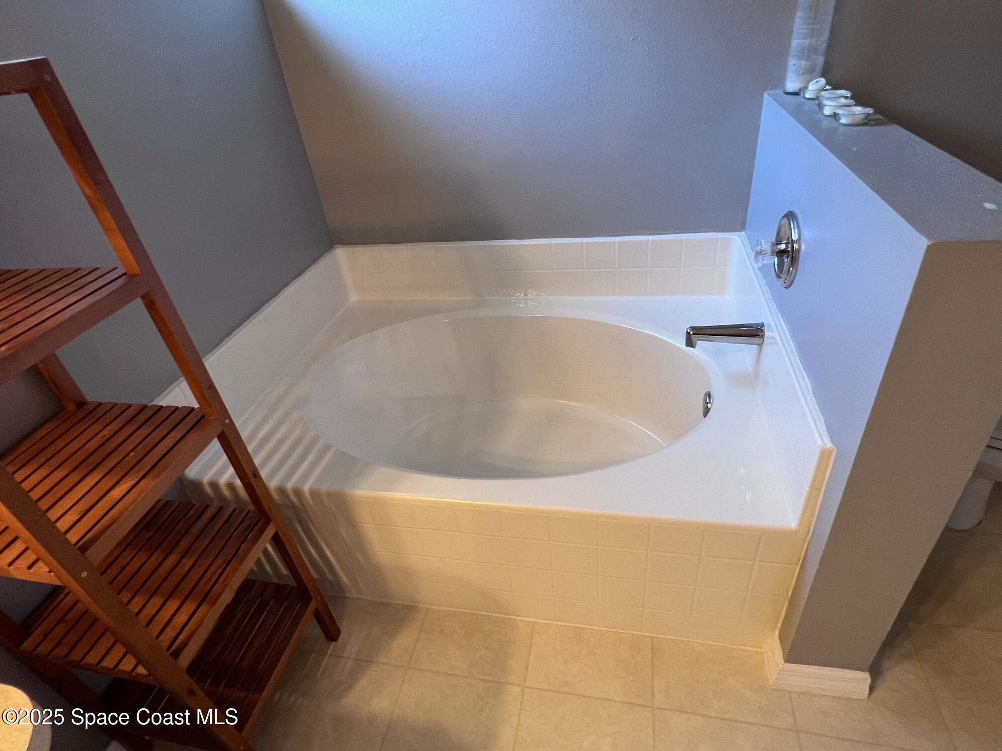 2149 Caledonia Place Melbourne, FL 32940 - Photo 16 of 18 a bathroom with a bathtub
