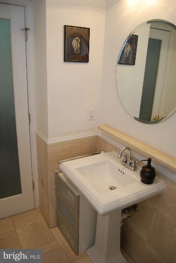 1702 Q Street Northwest, Unit 2 Washington, DC 20009 - Photo 15 of 16 Bath
