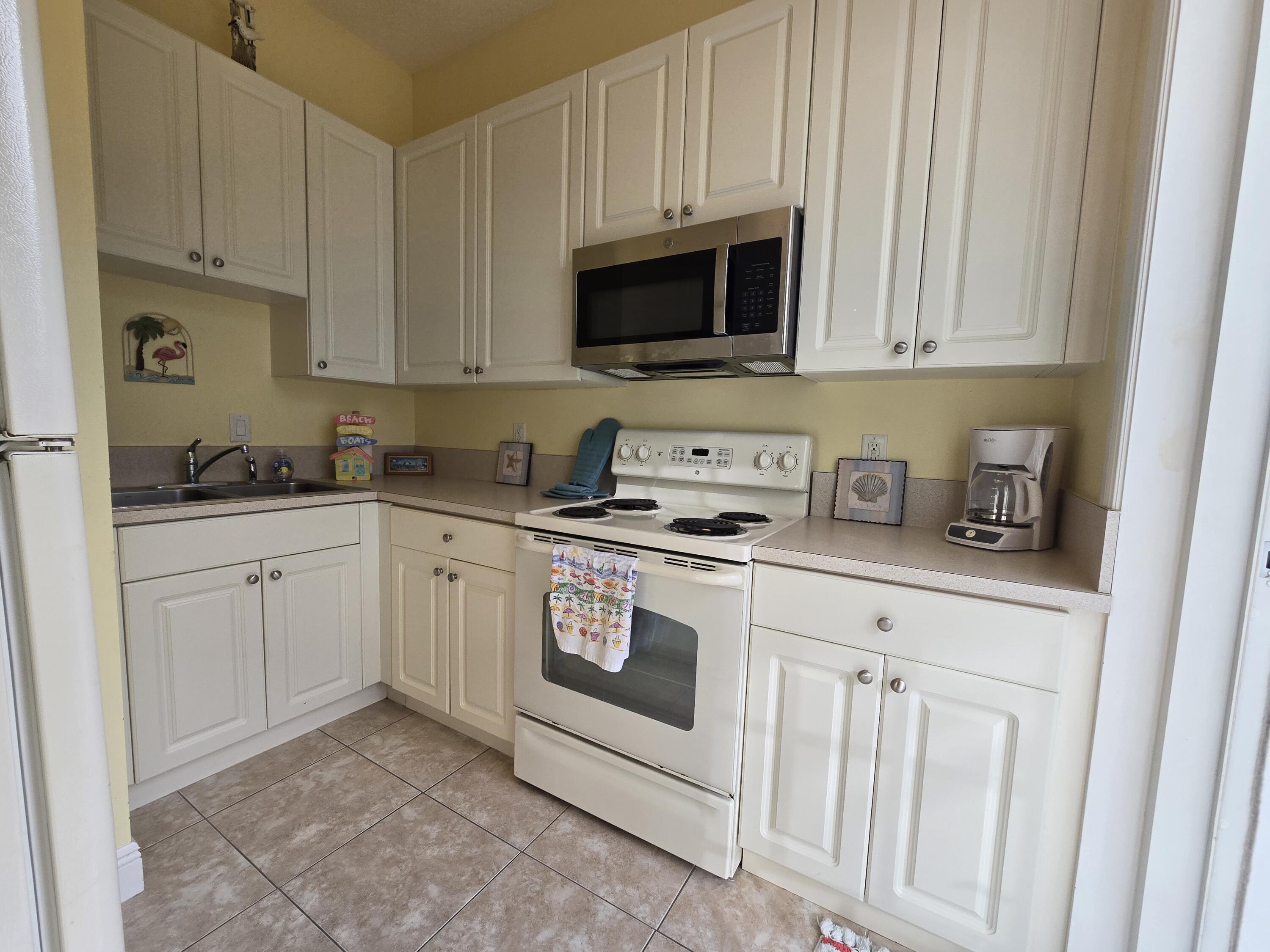 108 Spikerush Road Jupiter, FL 33458 - Photo 21 of 37 Retreat Kitchen