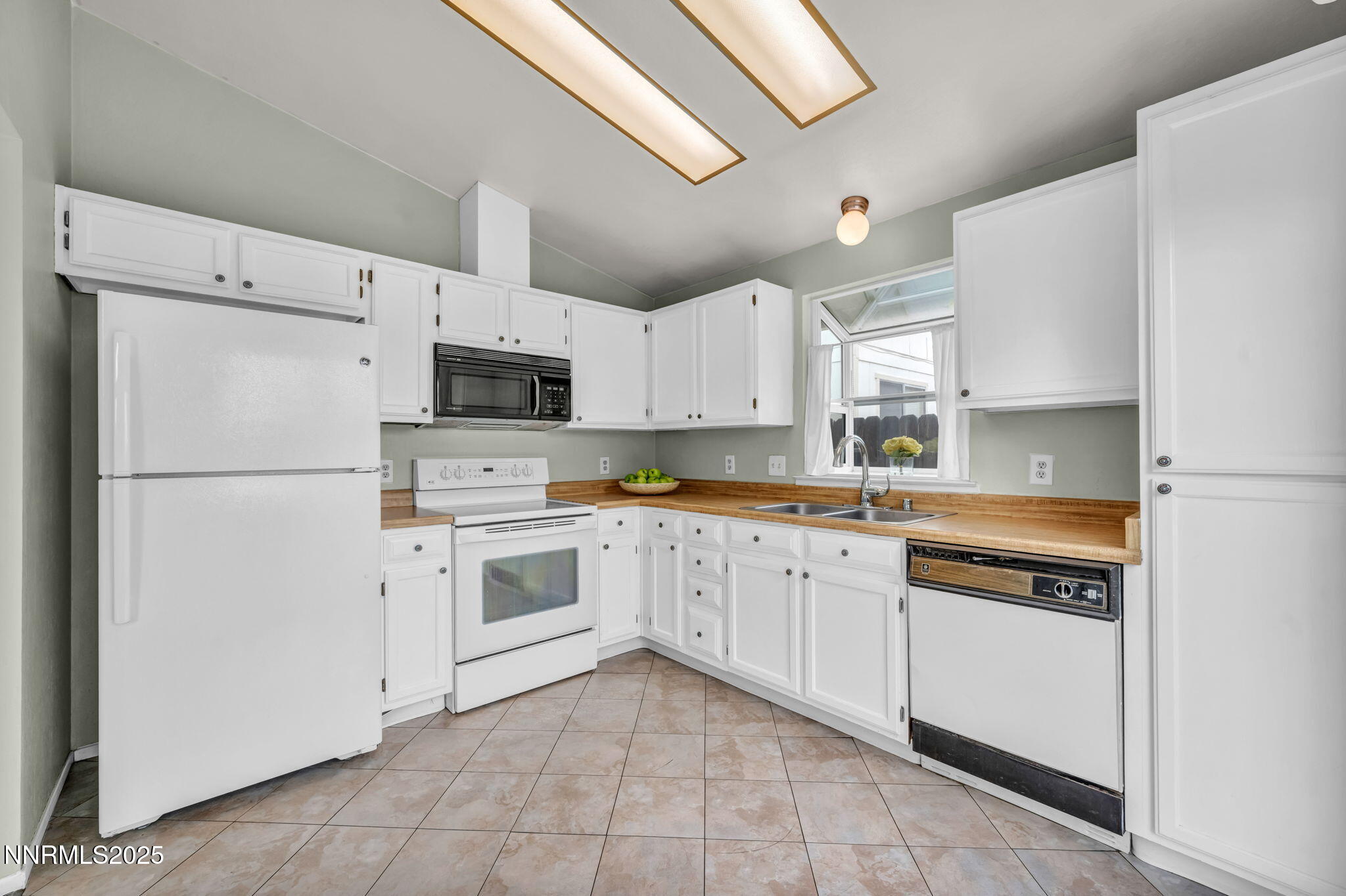 6087 White Water Way Reno, NV 89523 - Photo 2 of 27 21-web-or-mls-6087-white-water-way