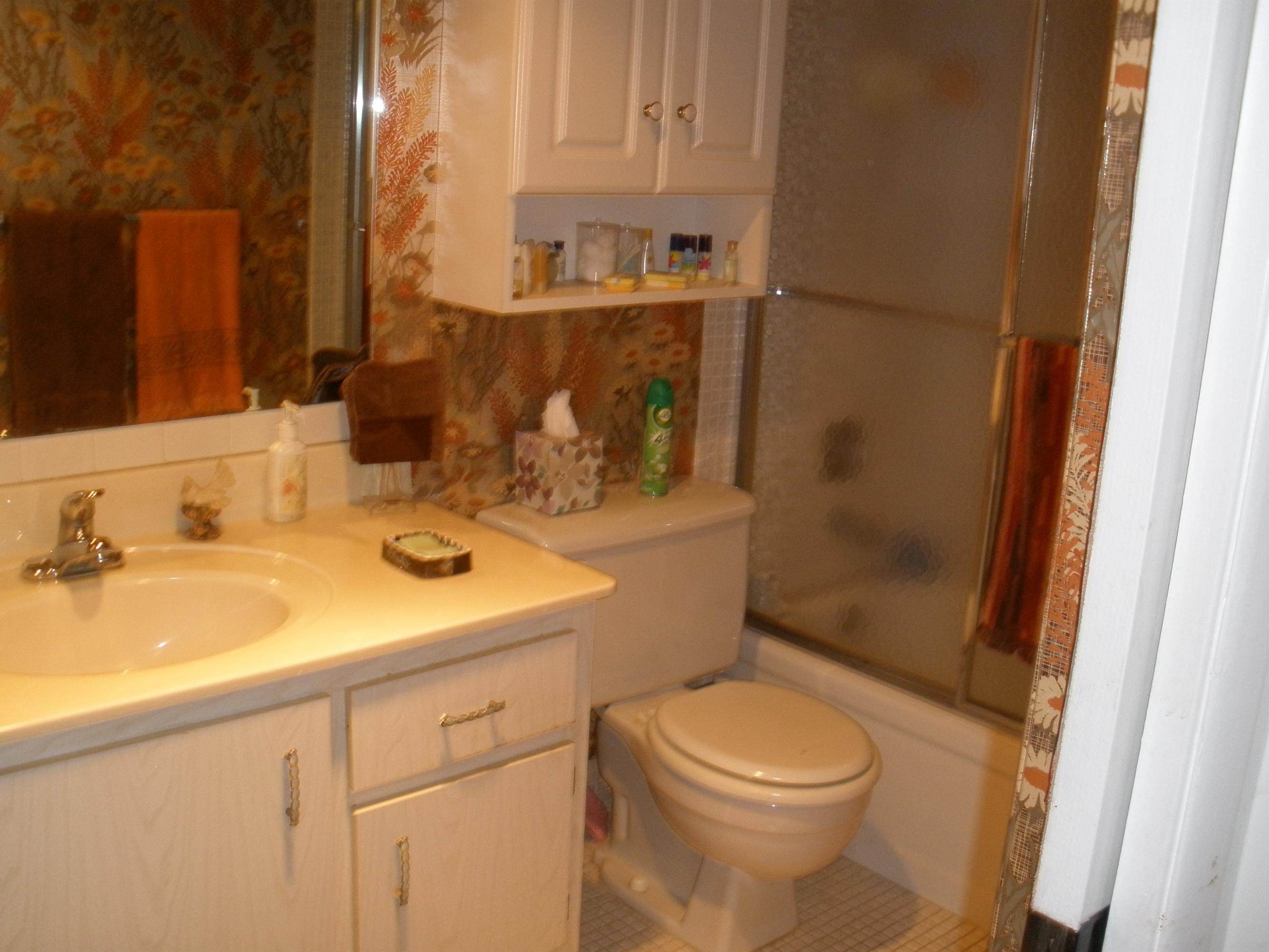 1031 Hythe B Boca Raton, FL 33434 - Photo 8 of 19 Bath