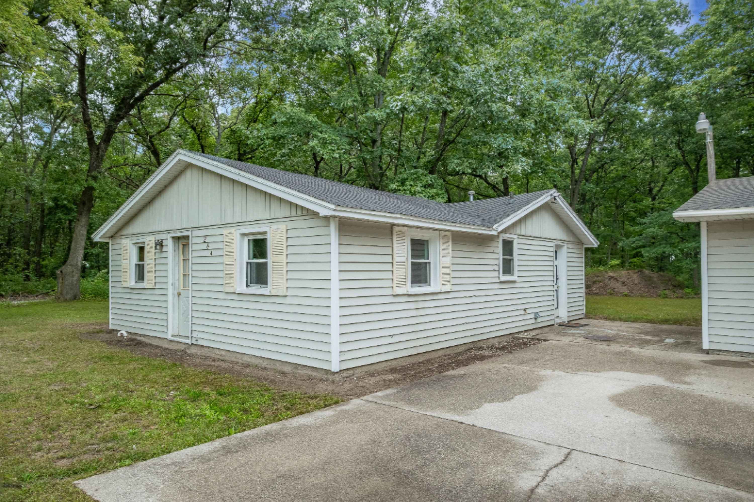 264 North Quarterline Road Muskegon, MI 49442 - Photo 3 of 33 Photo-2