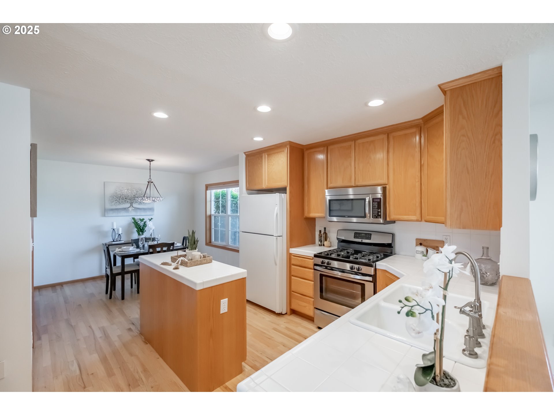 2009 Chase Loop Southwest Albany, OR 97321 - Photo 18 of 48 a kitchen with stainless steel appliances kitchen island granite countertop a sink stove and refrigerator