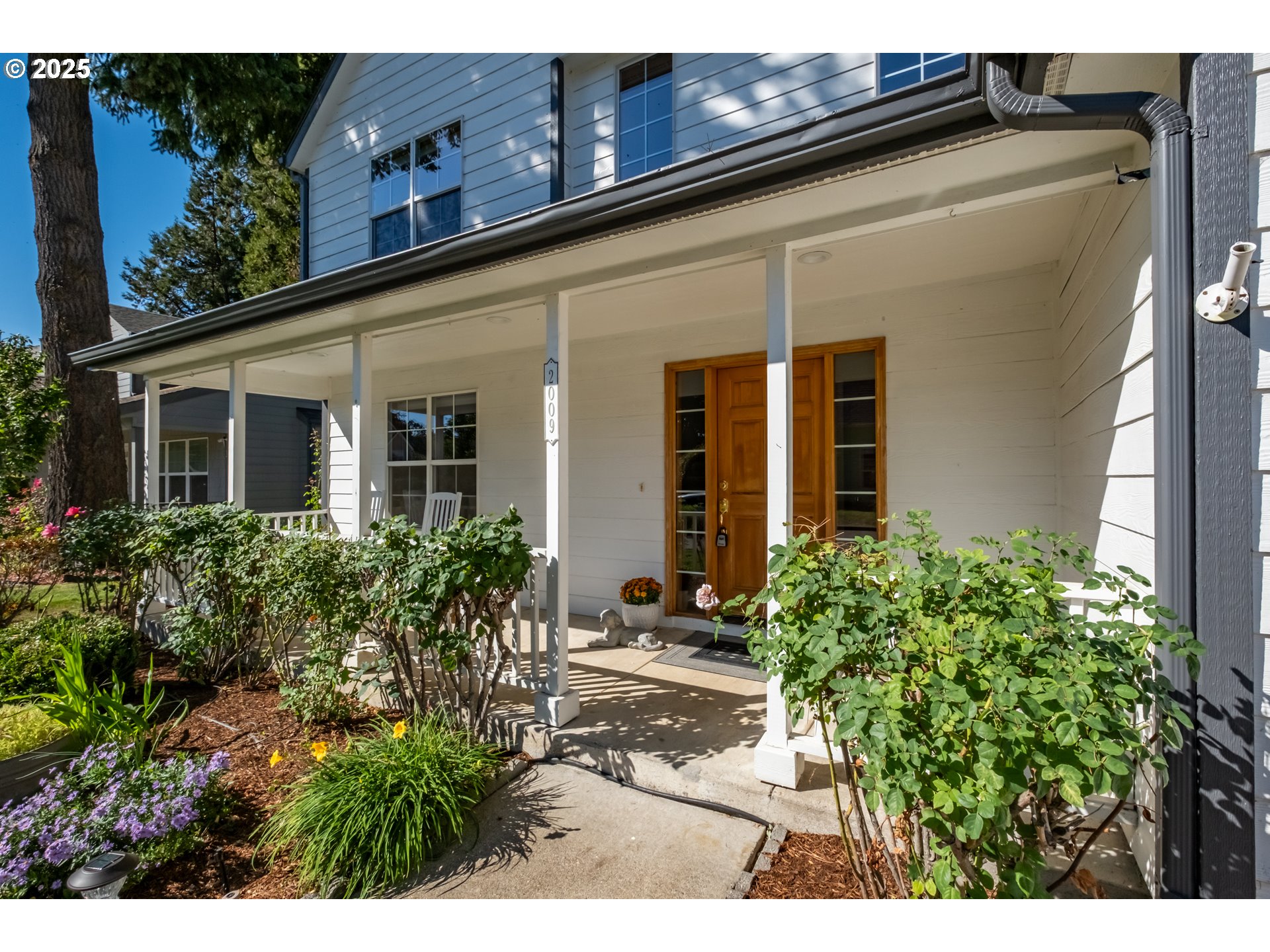 2009 Chase Loop Southwest Albany, OR 97321 - Photo 4 of 48 a view of a house with potted plants