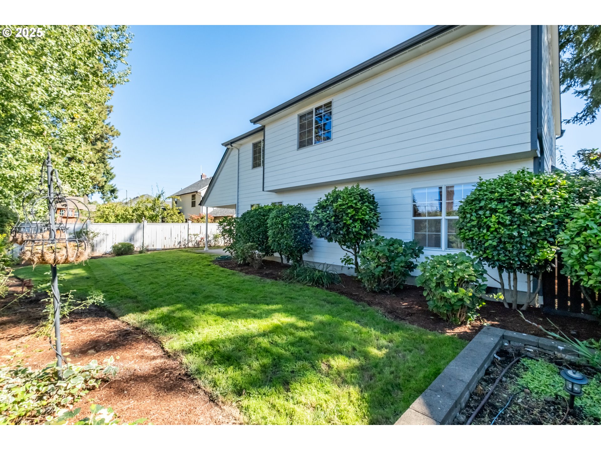 2009 Chase Loop Southwest Albany, OR 97321 - Photo 48 of 48 a front view of a house with a yard