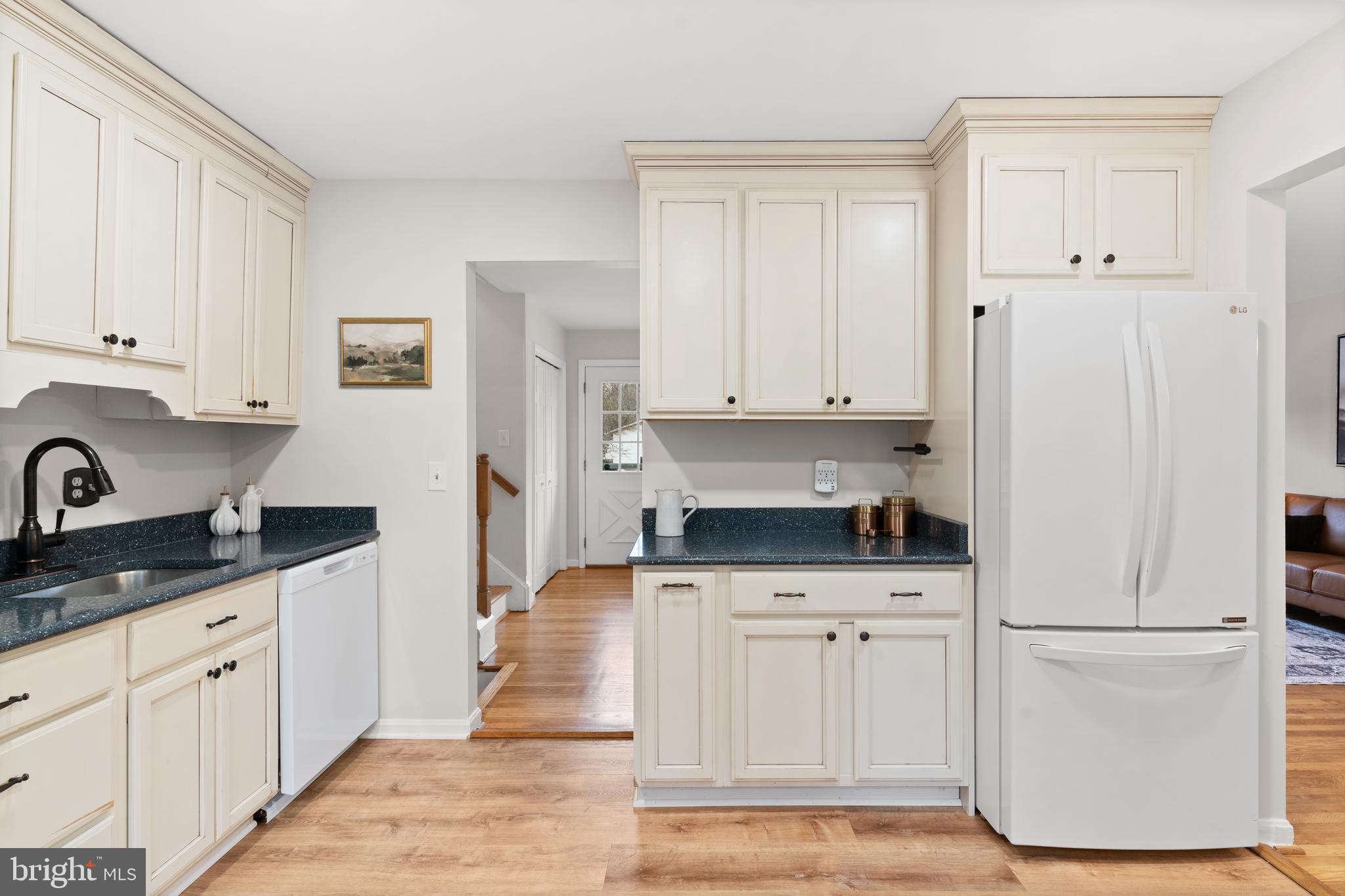 8117 Dabney Avenue Springfield, VA 22152 - Photo 4 of 33