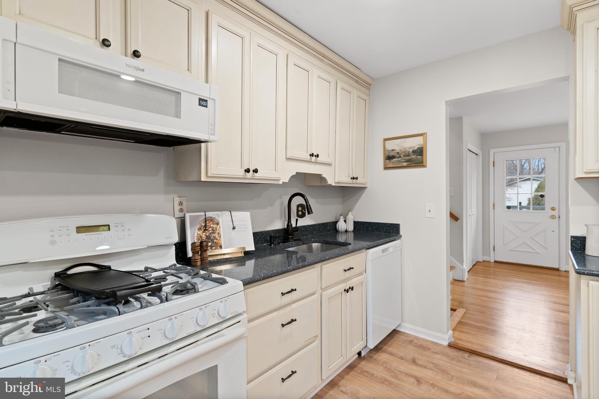 8117 Dabney Avenue Springfield, VA 22152 - Photo 5 of 33