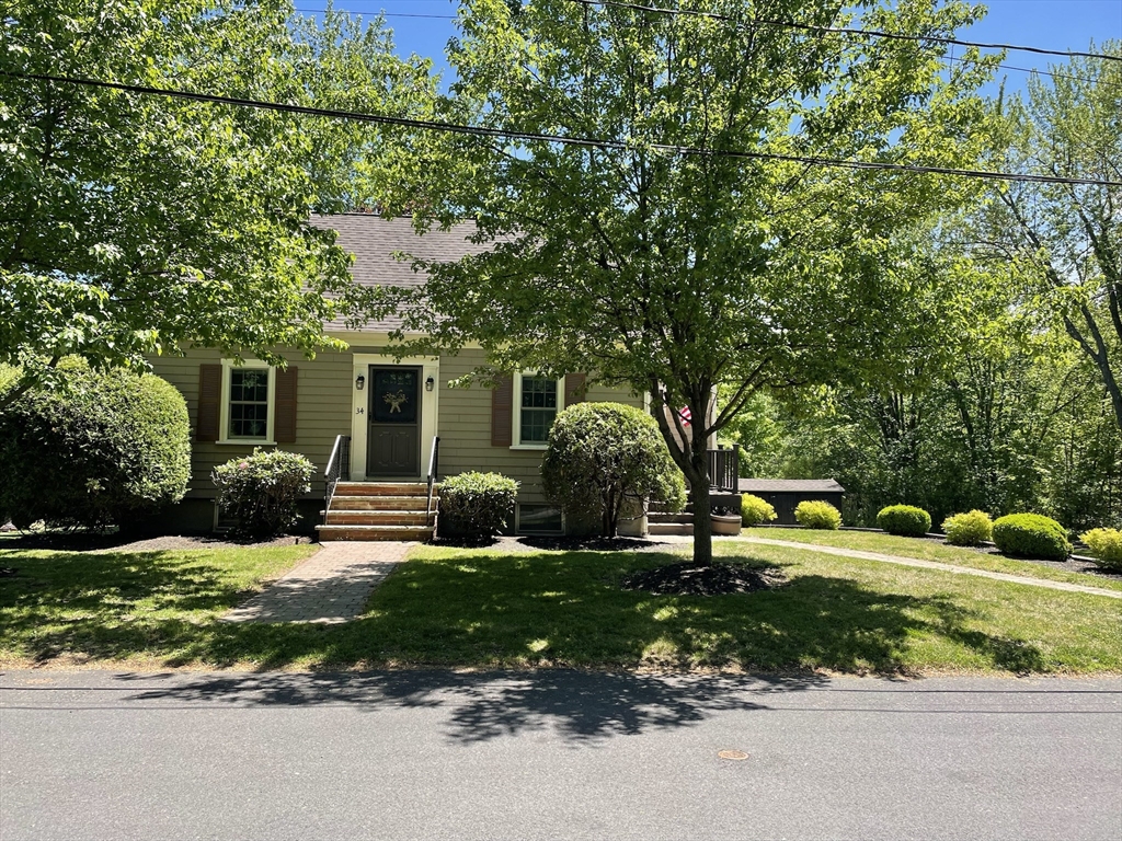 34 Plymouth Road Reading, MA 01867 - Photo 3 of 17