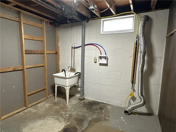 $220,000 | 1991 Tara Drive, North Huntingdon, PA 15642