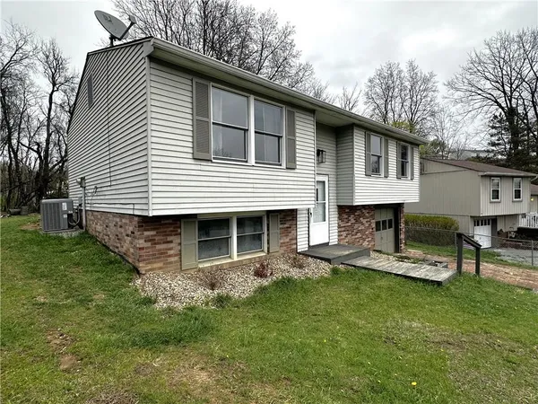 $220,000 | 1991 Tara Drive, North Huntingdon, PA 15642