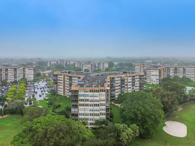a view of a livingroom with furniture