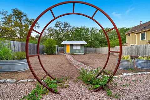 a view of a house with backyard and sitting area