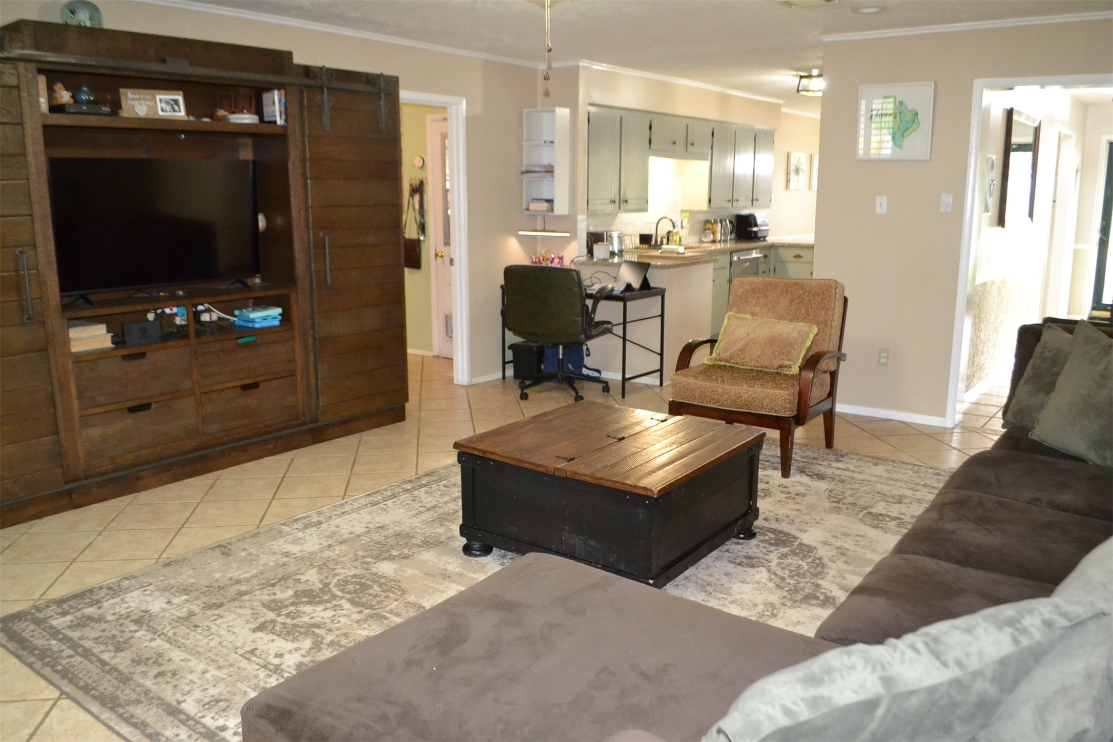 610 East X Street Deer Park, TX 77536 - Photo 19 of 44 a living room with furniture and a flat screen tv