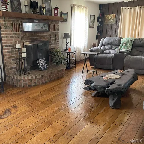 $379,500 | 676 Frontier Lane, Bourbon, MO 65441