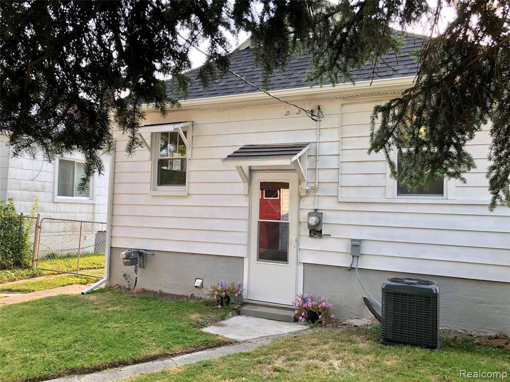 21842 Nevada Avenue Eastpointe, MI 48021 - Photo 5 of 20