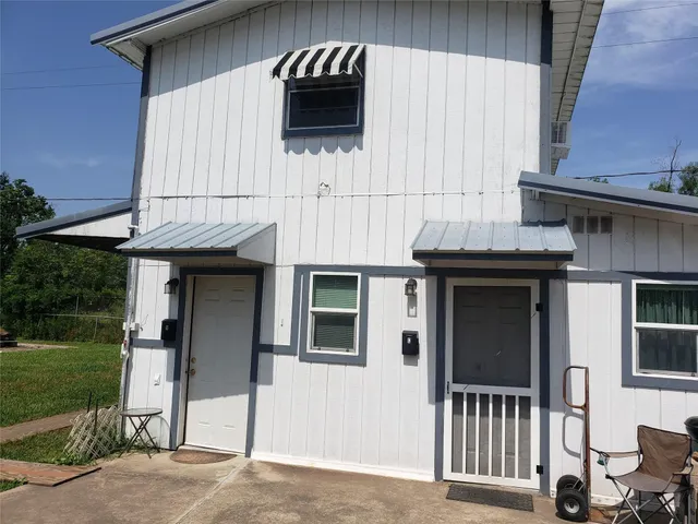 a view of outdoor space kitchen and entryway