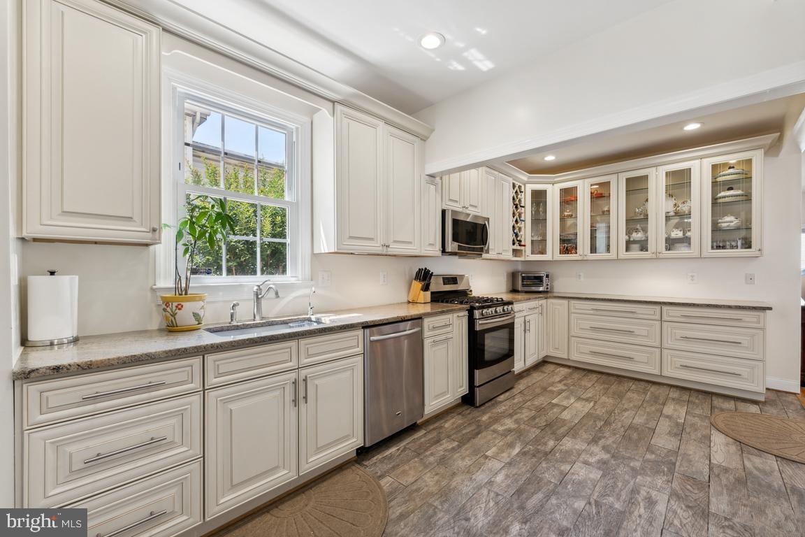2034 Shirlington Road Arlington, VA 22204 - Photo 4 of 43 Gourmet kitchen with soft close drawers