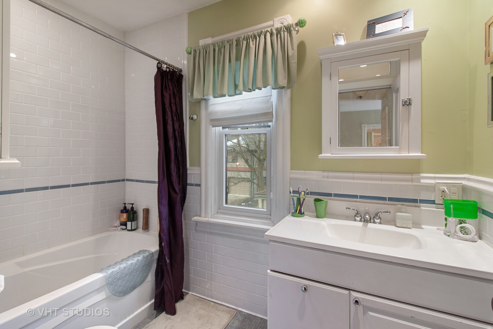 136 Scottswood Road Riverside, IL 60546 - Photo 15 of 20 a bathroom with a bathtub and a sink