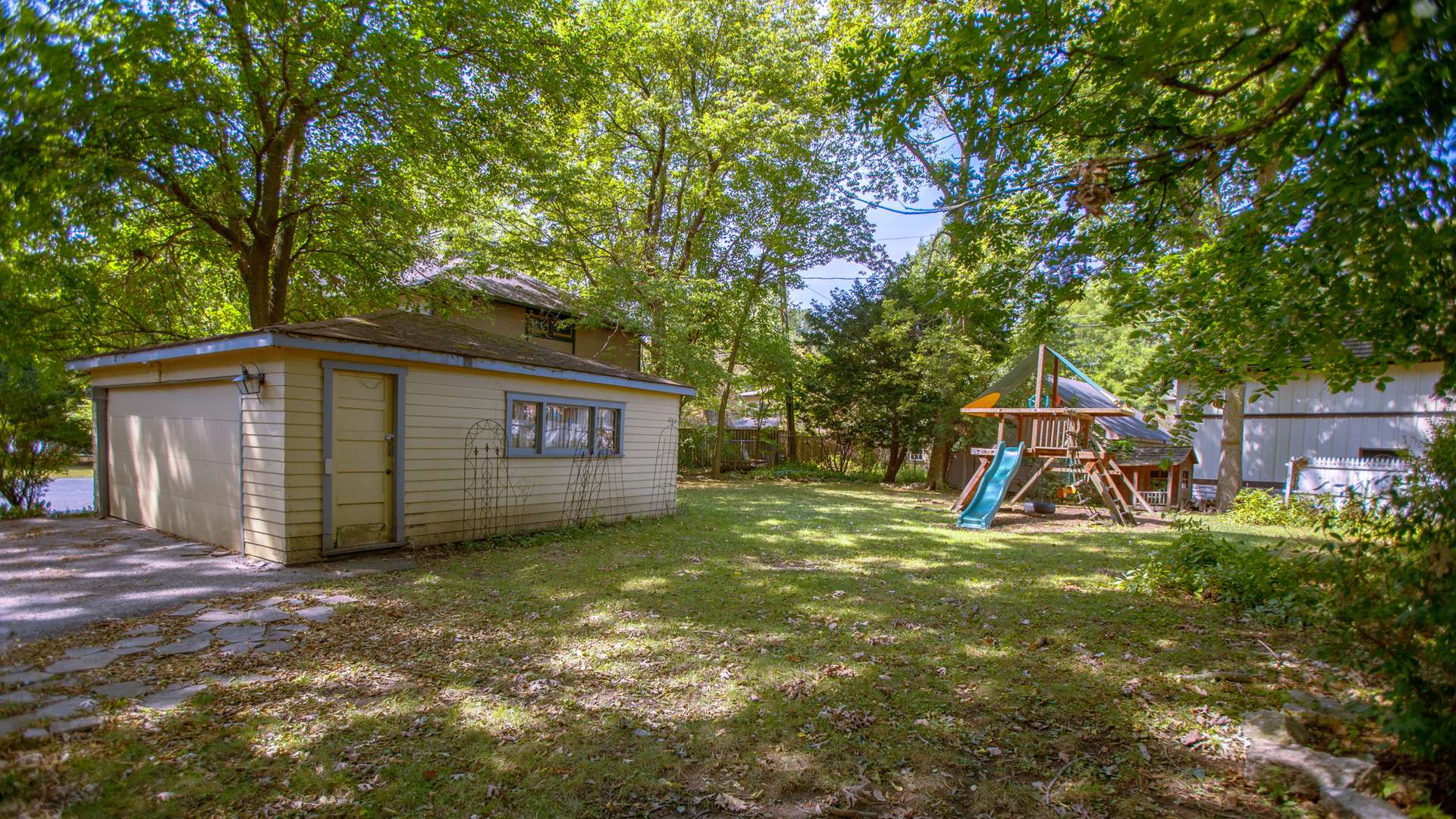 136 Scottswood Road Riverside, IL 60546 - Photo 19 of 20 a view of a backyard