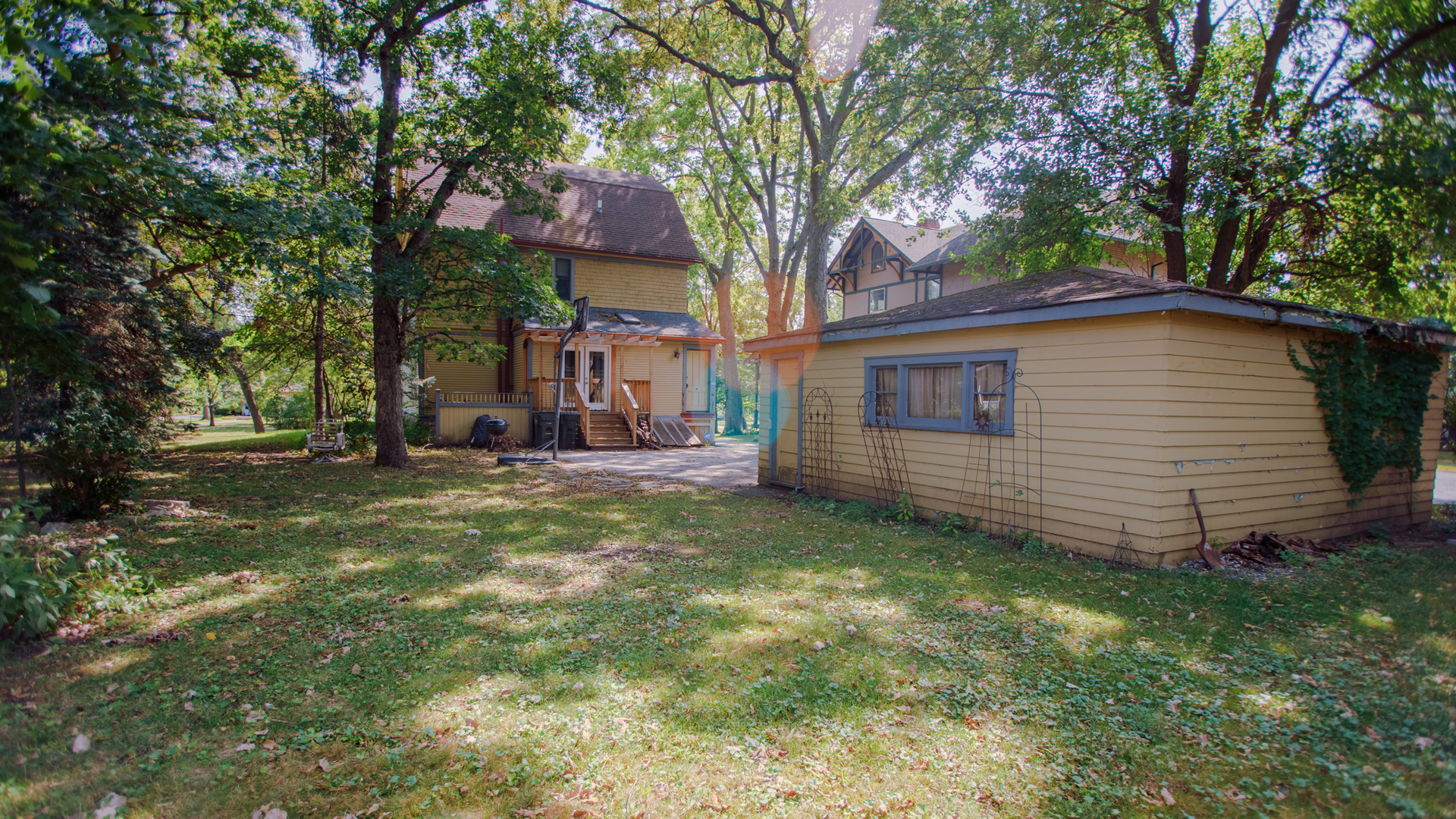 136 Scottswood Road Riverside, IL 60546 - Photo 20 of 20 a view of a backyard with a large tree