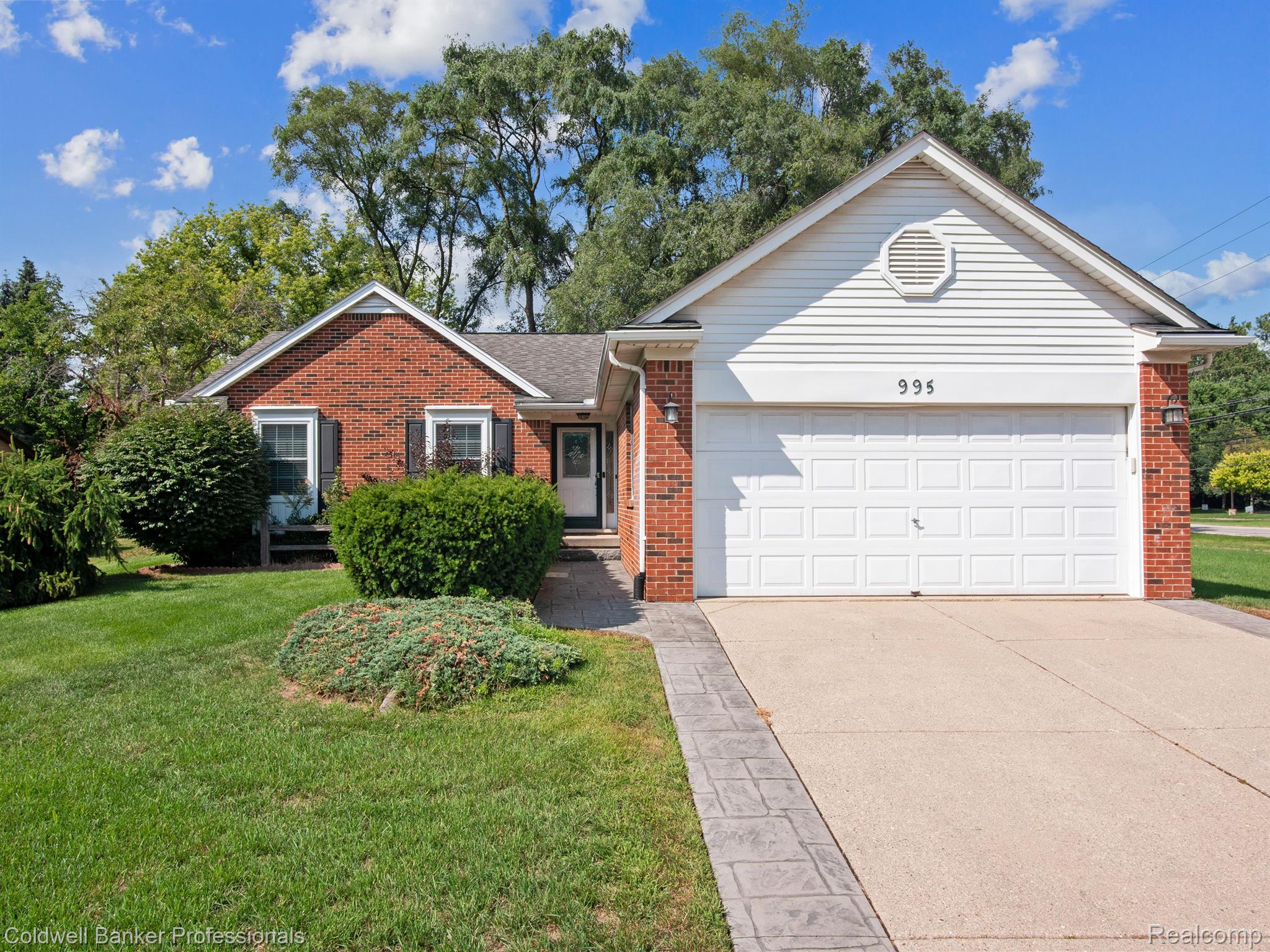 995 Briston Drive Rochester, MI 48307 - Photo 2 of 33 Daytime View