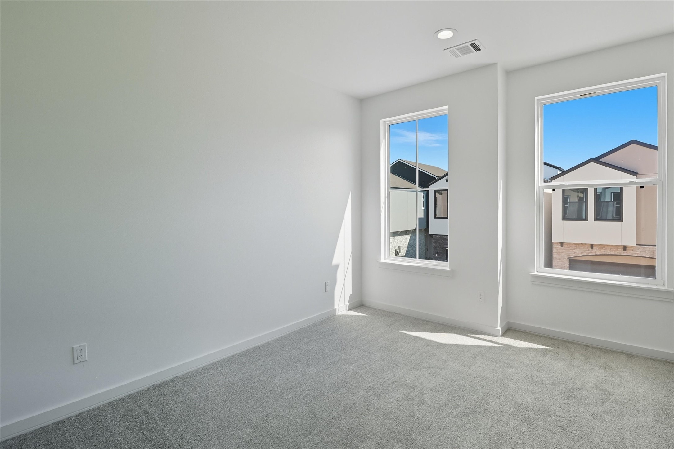 2924 El Fenice Lane Houston, TX 77057 - Photo 32 of 39 an empty room with windows and cabinet