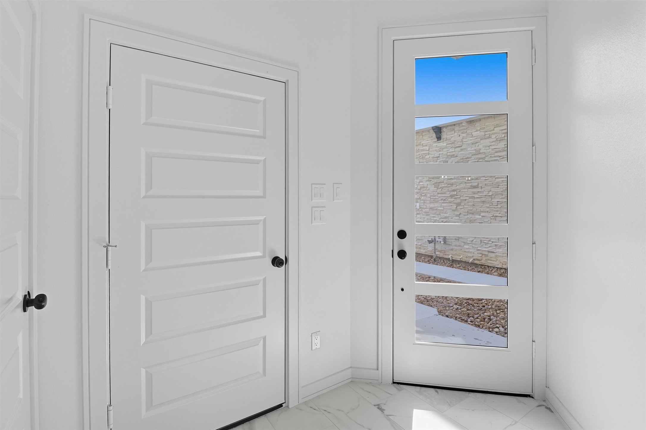 2924 El Fenice Lane Houston, TX 77057 - Photo 5 of 39 Welcome in! From this view, you can
see the conveniently located door
that leads directly to your two-car
garage, perfectly positioned near the
entryway for everyday ease.