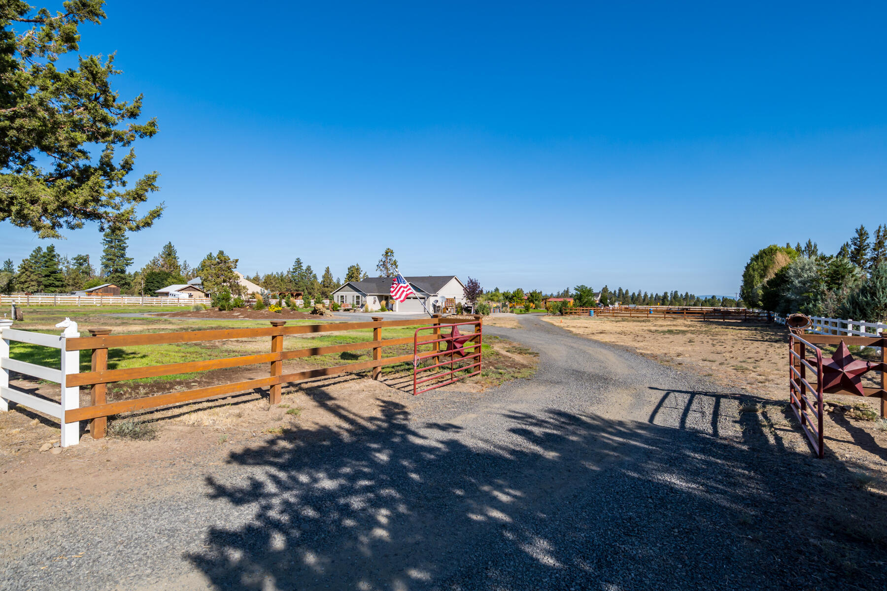 67140 Harrington Loop Road Bend, OR 97703 - Photo 3 of 37 Gated entry